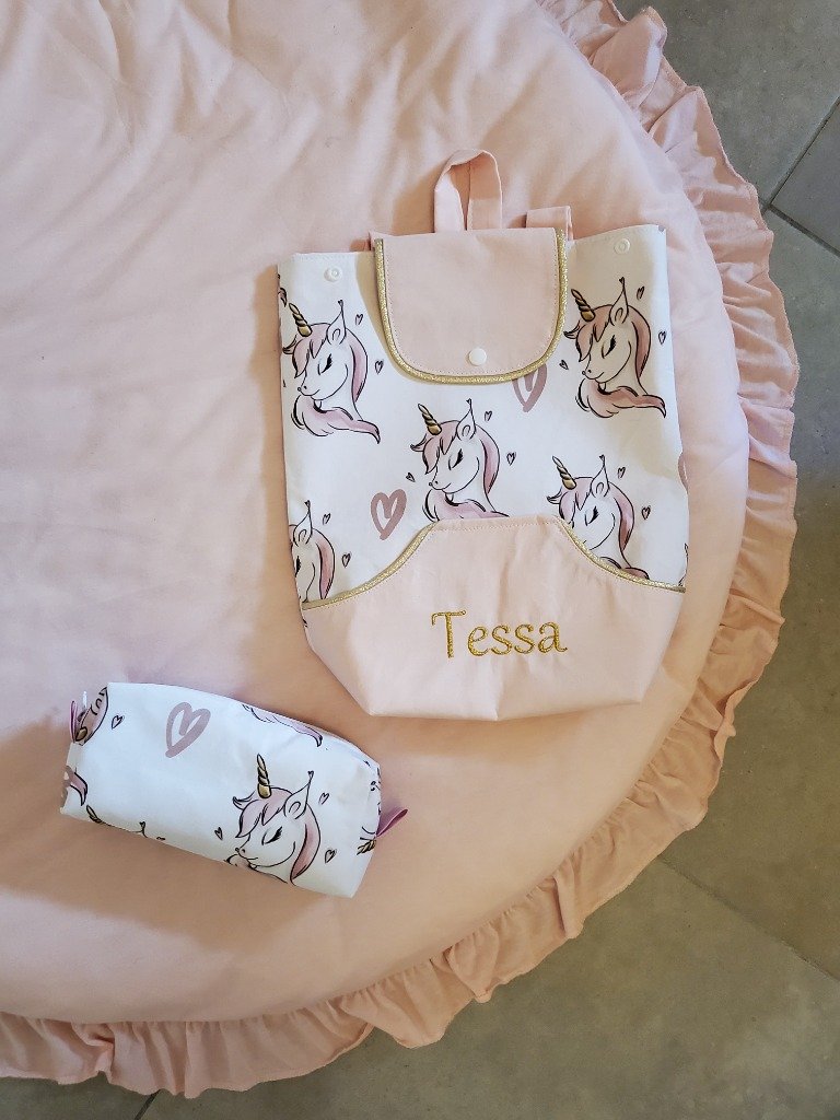 Un sac plus une trousse assortie avec le tissu Licorne pour la petite Tessa par Naya & Co !
