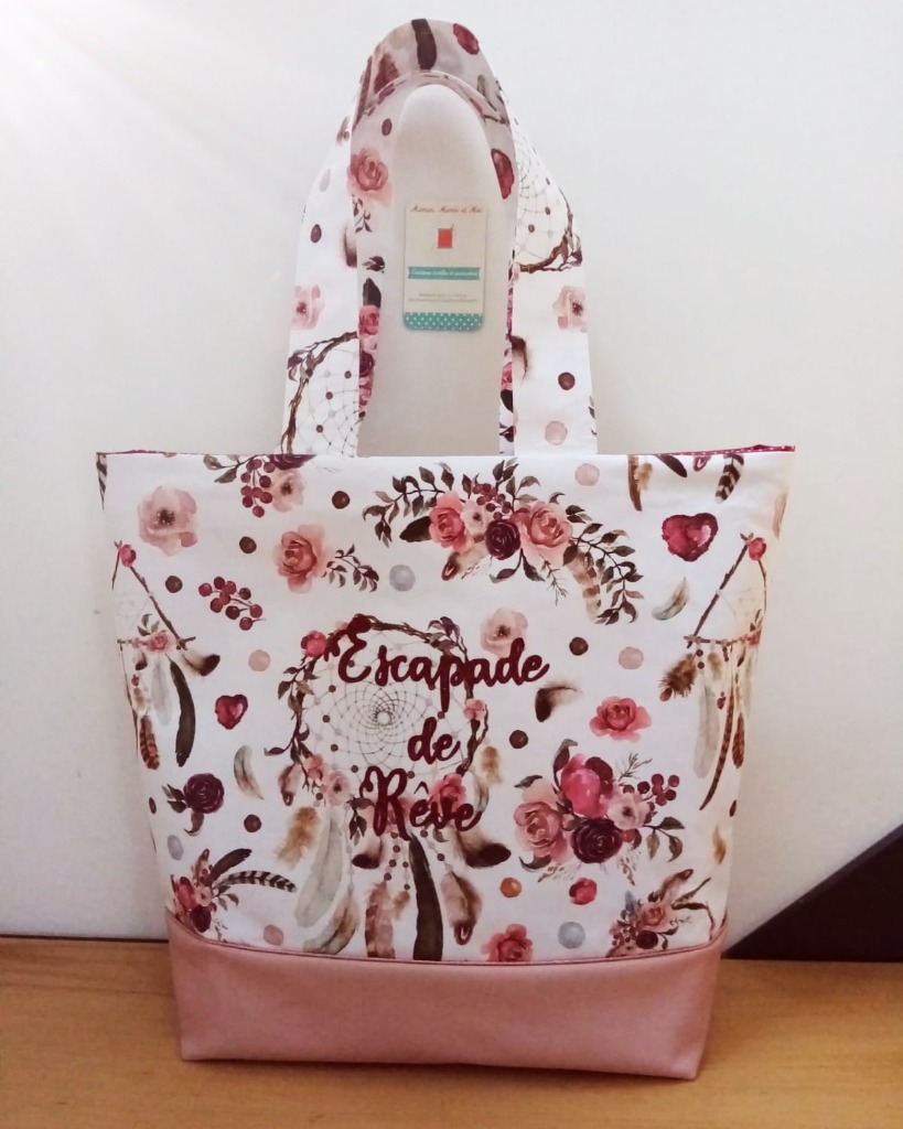 Merci à Carine et le partage de son sac ' Escapade de Rêve ' fabriquer avec le tissu Attrape rêve nuance de rose.