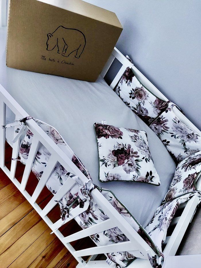 Un magnifique tour de lit avec le tissu Fleurs Violette par Ma Boite à Chouhou