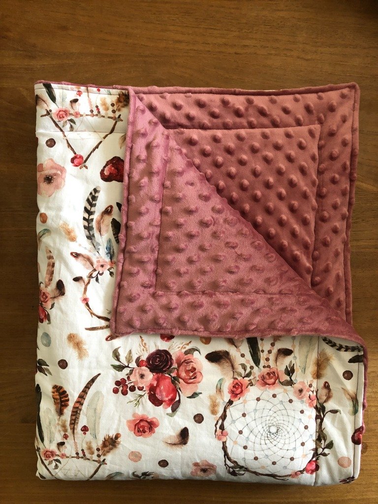 Merci à Armelle pour sa couverture avec le tissu Attrape rêve nuance de rose.