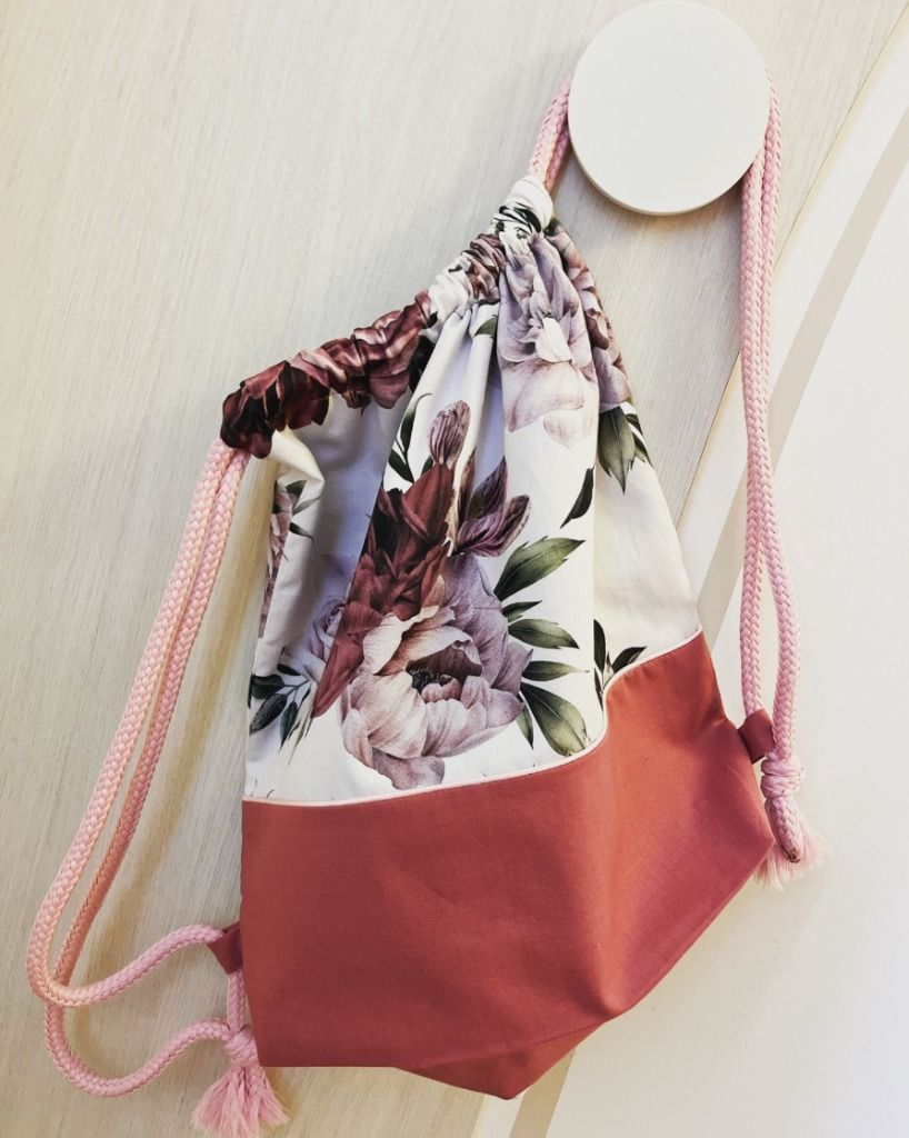 Un très joli sac avec le tissu fleurs violettes partagé par Aline.