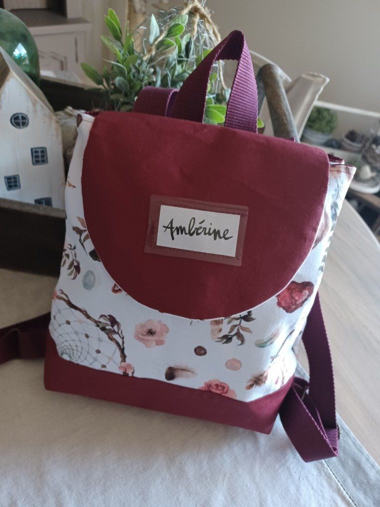 Un très beau sac de maternelle conçu par Marie-Odile avec un tissu attrape rêve.