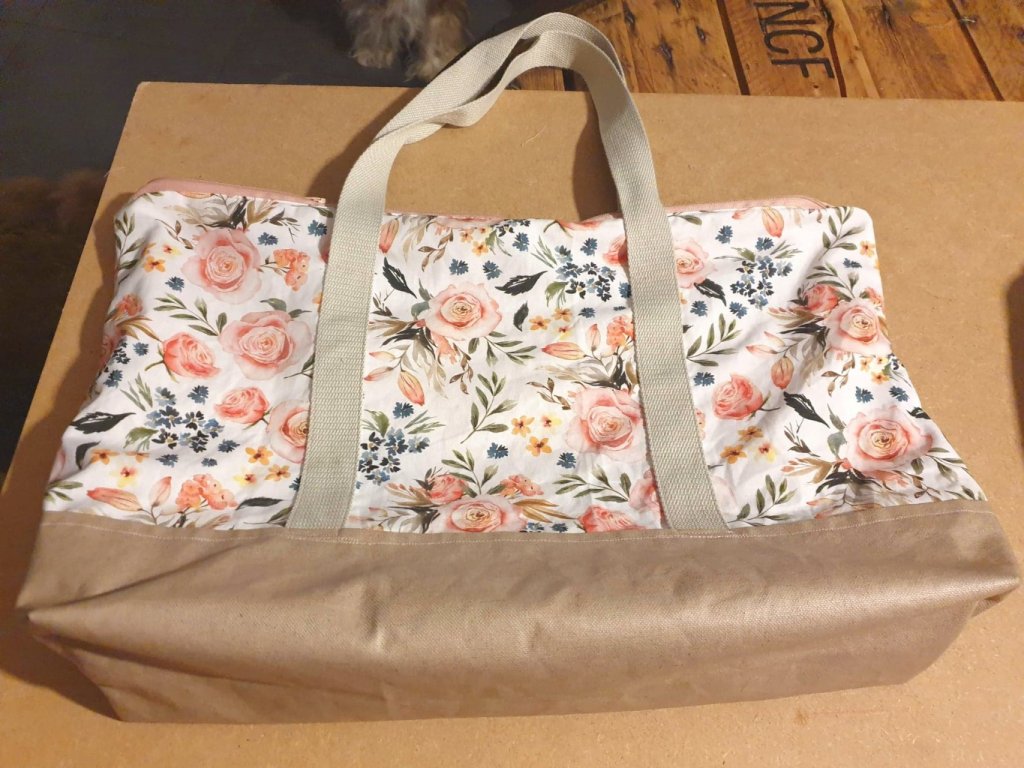 Beaucoup de travail pour ce magnifique sac ! Merci à calietsacouture pour son nouveau partage. Le sac est réalisé avec le tissu Bouquet de rose.