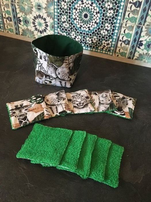 Voici un charmant petit lot de 10 cotons lavables accompagné d'un petit panier, le tout réaliser par Ludivine avec le tissu Savane.