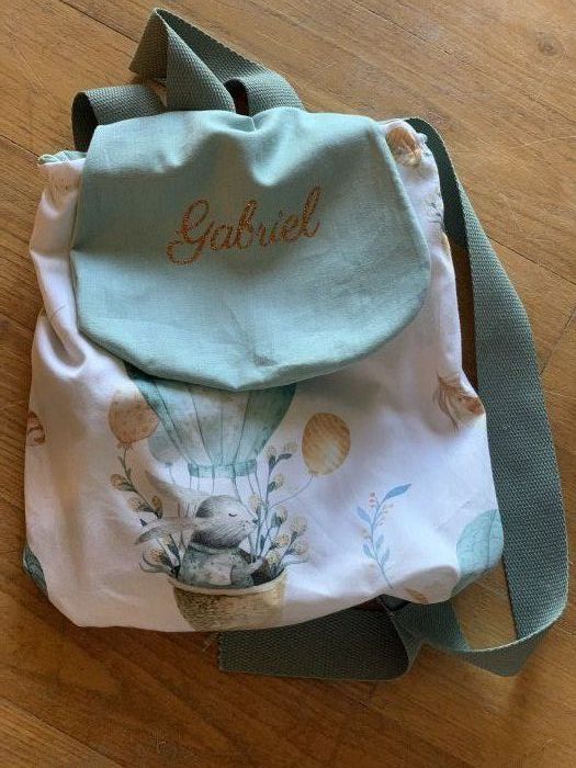 Un très beau sac à dos fait par du.Roseetdesfleurs avec le tissu lapin et montgolfière.